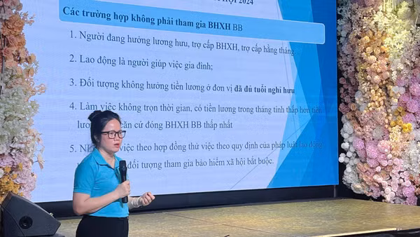 Trưởng phòng Tuyên truyền và Hỗ trợ người tham gia (Bảo hiểm xã hội thành phố Hà Nội) Dương Thị Minh Châu chia sẻ tại hội nghị. (Ảnh: HSS)