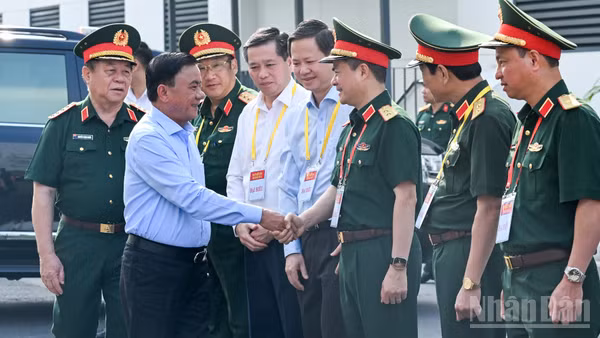Thường trực Ban Bí thư Trần Cẩm Tú, Trưởng đoàn kiểm tra, giám sát số 12 của Bộ Chính trị làm việc với Tập đoàn Viettel. (Ảnh: DUY LINH)
