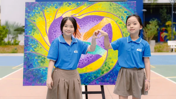 Các em học sinh bên bức tranh “Chấm & Chạm” của dự án. (Ảnh ĐÔNG THI)