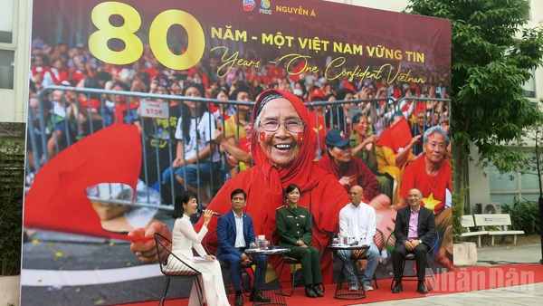 Các đại biểu tham dự tọa đàm “Kể chuyện quốc gia trong truyền thông văn hóa”. (Ảnh NGÂN ANH)