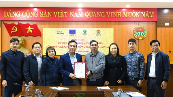 Oxfam tại Việt Nam và Hội Nông dân tỉnh Lào Cai ký thỏa thuận triển khai sáng kiến “Nâng cao năng lực cho cộng đồng phụ nữ người Dao Đỏ thôn Tả Ngảo, xã Bát Xát, tỉnh Lào Cai bảo tồn, phát triển kiến thức bản địa gắn với chuỗi giá trị sản phẩm nông dược để phát triển bền vững góp phần bảo tồn đa dạng sinh học và ứng phó với biến đổi khí hậu, giảm phát thải khí nhà kính”. (Ảnh BTC)