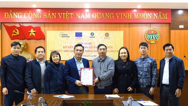 Oxfam tại Việt Nam và Hội Nông dân tỉnh Lào Cai ký thỏa thuận triển khai sáng kiến “Nâng cao năng lực cho cộng đồng phụ nữ người Dao Đỏ thôn Tả Ngảo, xã Bát Xát, tỉnh Lào Cai bảo tồn, phát triển kiến thức bản địa gắn với chuỗi giá trị sản phẩm nông dược để phát triển bền vững góp phần bảo tồn đa dạng sinh học và ứng phó với biến đổi khí hậu, giảm phát thải khí nhà kính”. (Ảnh BTC)