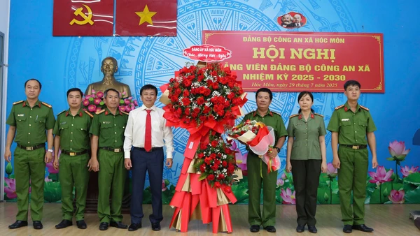 Chủ tịch Ủy ban nhân dân xã Hóc Môn Trần Văn Chiến tặng hoa chúc mừng Hội nghị Đảng viên Đảng bộ Công an xã nhiệm kỳ 2025-2030.