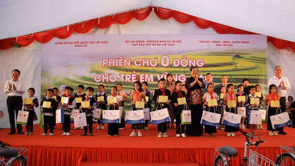 Các đại biểu trao học bổng và quà tặng các em học sinh trong “Phiên chợ 0 đồng”, tháng 9/2023, tại xã Cao Phạ, huyện Mù Cang Chải (cũ), tỉnh Yên Bái (trước đây). (Ảnh BTC)