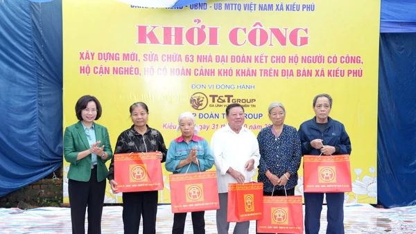 Lãnh đạo Mặt trận Tổ quốc thành phố Hà Nội tặng quà các gia đình khó khăn tại thôn Cấn Thượng, xã Kiều Phú, Hà Nội, tháng 10/2025. (Ảnh: hanoi.gov.vn)