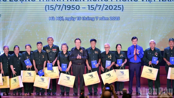 Trao quà tặng các cựu thanh niên xung phong tại lễ kỷ niệm 75 năm Ngày truyền thống lực lượng thanh niên xung phong Việt Nam, tháng 7/2025. (Ảnh minh họa: LINH PHAN)
