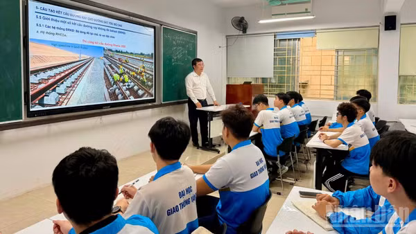 Giờ học môn Thiết kế tuyến đường sắt tốc độ cao của sinh viên Trường đại học Giao thông vận tải.