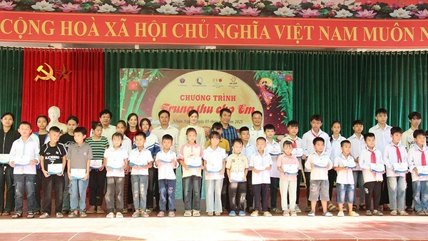 Quỹ Bảo trợ trẻ em Việt Nam, các đơn vị, nhà tài trợ trao học bổng cho trẻ em có hoàn cảnh khó khăn ở xã Nhân Nghĩa, Phú Thọ ngày 5/10/2025. (ẢnhNFVC) 