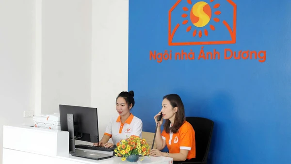 Cán bộ công tác xã hội của Ngôi nhà Ánh Dương tại tỉnh Hòa Bình (cũ) trực điện thoại tư vấn, hỗ trợ phụ nữ và trẻ em gái bị bạo lực trên cơ sở giới. (Ảnh UNFPA)