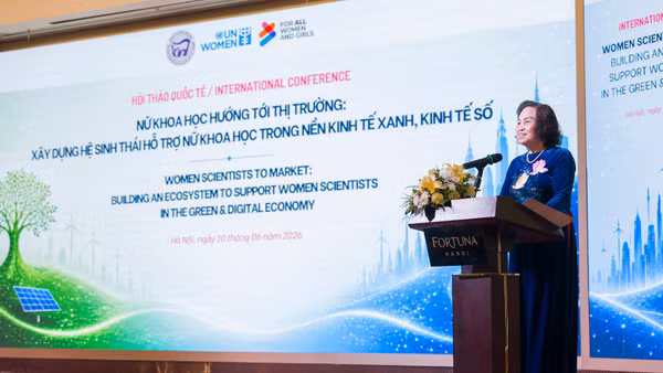 Giáo sư, Tiến sĩ Lê Thị Hợp, Chủ tịch Hội Nữ trí thức Việt Nam, phát biểu tại hội thảo.