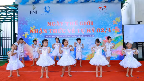 Một tiết mục văn nghệ của các em nhỏ tại chương trình. (Ảnh NFVC)