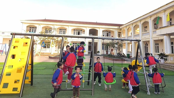 Prudential gửi tặng thiết bị vui chơi ngoài trời cho các địa phương trong chuỗi hoạt động. (Ảnh BTC)