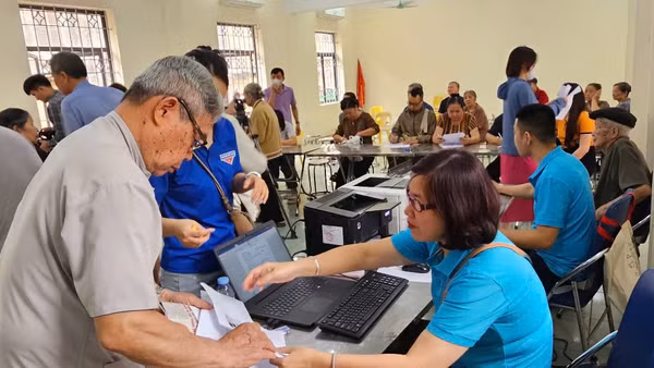 Người dân được hỗ trợ thực hiện ủy quyền nhận lương hưu tại Nhà văn hóa Tổ dân phố Bạch Đằng, phường Hà Đông, Hà Nội. (Ảnh VSS)