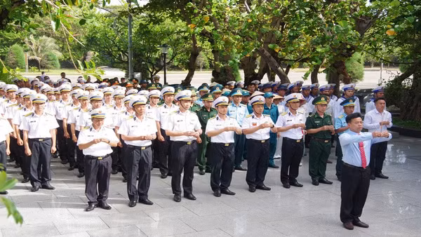 Quang cảnh lễ dâng hương tại Đài tưởng niệm các Anh hùng liệt sĩ. (Ảnh: CTV)