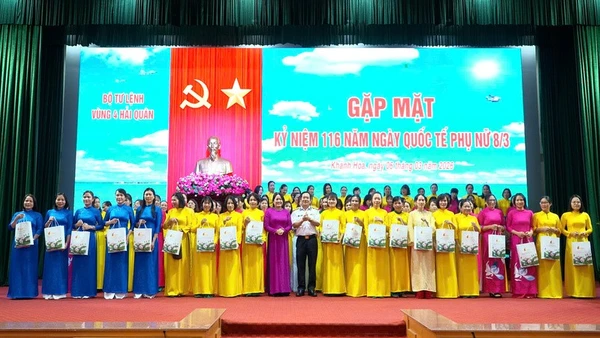 Thủ trưởng Bộ Tư lệnh vùng 4 Hải quân tặng quà, chúc mừng các Hội viên nhân ngày Quốc tế Phụ nữ. (Ảnh: CTV)