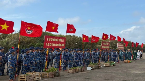 Quân dân đặc khu Trường Sa hưởng ứng Tết trồng cây đời đời nhớ ơn Bác Hồ. (Ảnh: CTV)