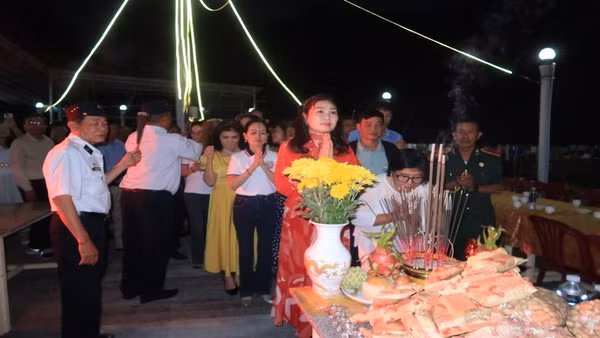 Những người cựu binh Trường Sa và người dân dâng hương tưởng niệm các anh hùng liệt sĩ. (Ảnh: PHONG NGUYÊN)