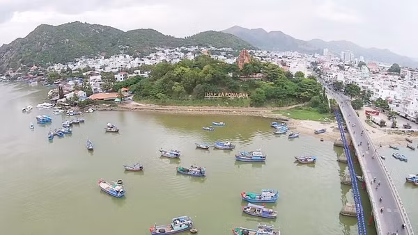 Toàn cảnh Tháp Bà Ponagar Nha Trang.