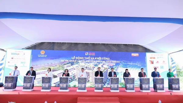 Thực hiện nghi thức động thổ và khởi công Dự án Nhà ở xã hội CT-01, Golden Square, Nha Trang. (Ảnh: MẠNH HÙNG) 