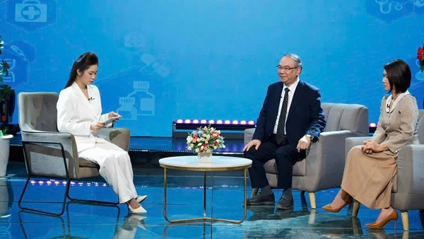 Phó Giáo sư, Tiến sĩ, bác sĩ Vũ Chí Dũng (giữa) chia sẻ tại tọa đàm.