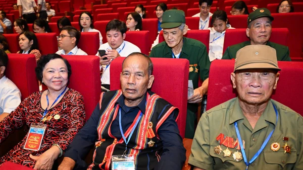 Các đại biểu dân tộc thiểu số dự gặp mặt người có công, nhân chứng lịch sử tiêu biểu năm 2025 tại Hà Nội. (Ảnh: THÀNH ĐẠT)