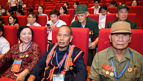 Các đại biểu dự Gặp mặt người có công và nhân chứng lịch sử năm 2025 nhân dịp kỷ niệm 78 năm Ngày Thương binh-Liệt sĩ. (Ảnh THÀNH ĐẠT)