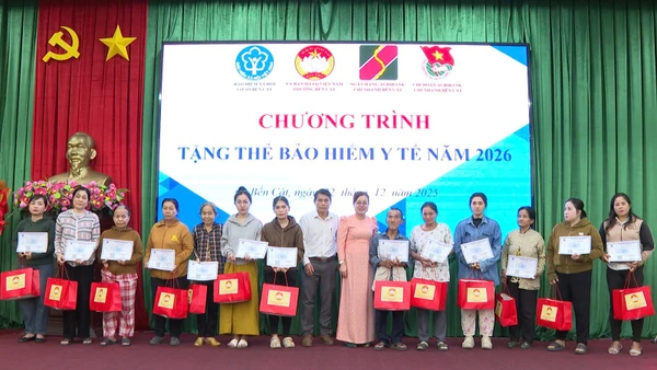 Bảo hiểm xã hội cơ sở Bến Cát (Bảo hiểm xã hội Thành phố Hồ Chí Minh) trao thẻ bảo hiểm y tế cho người nghèo trên địa bàn. (Ảnh HSS) 