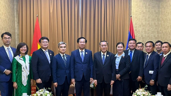 Cuộc gặp song phương giữa Bộ trưởng Lao động và Phúc lợi xã hội Lào Phosay Sayasone và Bộ trưởng Nội vụ Việt Nam Đỗ Thanh Bình tại Vientiane, Lào ngày 2/12/2025. (Ảnh: Moha)