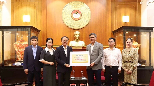 Thứ trưởng Vũ Chiến Thắng trao số tiền hơn 1 tỷ đồng của Bộ Nội vụ ủng hộ đồng bào miền trung, Tây Nguyên. (Ảnh Moha)