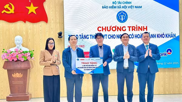Phó Giám đốc Chu Mạnh Sinh, đại diện Bảo hiểm xã hội Việt Nam và các nhà tài trợ trao biểu trưng tặng hơn 4.000 thẻ bảo hiểm y tế cho bà con có hoàn cảnh khó khăn ở thành phố Huế. (Ảnh VSS)