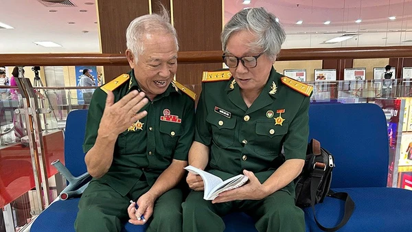 Thương binh Đặng Sỹ Ngọc (bên trái). 