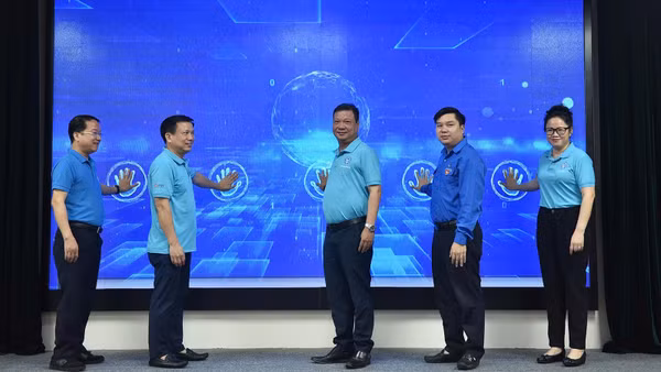 Ban tổ chức thực hiện nghi thức bấm nút phát động lễ ra quân. (Ảnh HSS)