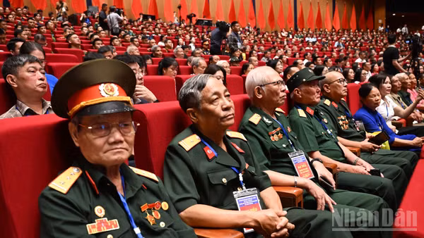 Các đại biểu người có công với cách mạng dự hội nghị. (Ảnh TRẦN HẢI)