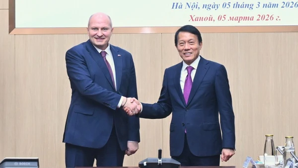 Đại tướng Lương Tam Quang, Ủy viên Bộ Chính trị, Bộ trưởng Công an và Bộ trưởng Tình trạng khẩn cấp Liên bang Nga Aleksandr Kurenkov. (Ảnh Bộ Công an)