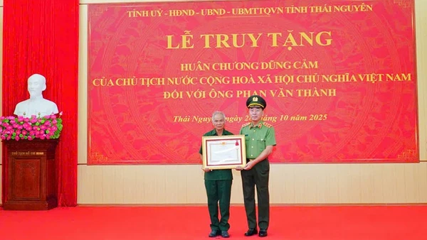 Thứ trưởng Công an Trần Quốc Tỏ trao "Huân chương Dũng cảm" cho đại diện gia đình ông Phan Văn Thành.