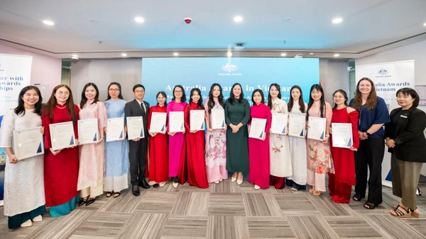 Trao học bổng cho 14 sinh viên Việt Nam sang học tập tại các trường đại học Australia trong khuôn khổ chương trình học bổng Chính phủ Australia, tháng 11/2025. (Ảnh Đại sứ quán Australia)