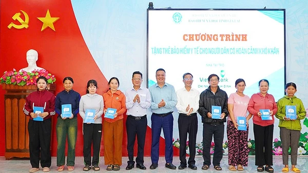 Các đại biểu trao tặng thẻ bảo hiểm y tế cho người dân có hoàn cảnh khó khăn. (Ảnh: BTC)
