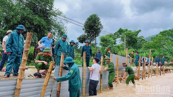 [Ảnh] Công an Nghệ An chung tay khắc phục hậu quả sau bão số 10