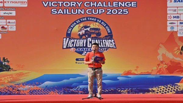 Phó Tổng Biên tập Báo Khánh Hòa Trần Minh Thảo phát biểu khai mạc Giải đua xe thể thao và địa hình Victory Challenge Sailun Cup 2025. (Ảnh: CTV) 