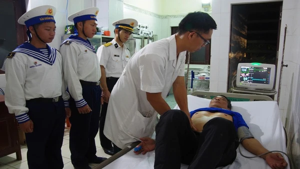 Quân y thăm khám bệnh nhân Huỳnh Đức. (Ảnh: CTV HQ) 