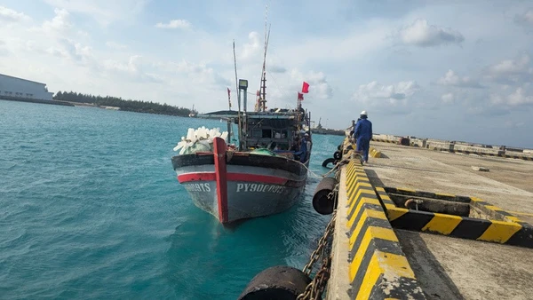 Tàu cá PY 90009TS neo đậu tại âu tàu đảo Trường Sa. (Ảnh: CTV HQ) 