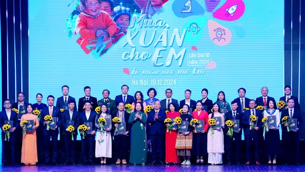 Các đồng chí lãnh đạo Đảng, Nhà nước cùng các nhà hảo tâm tại chương trình “Mùa xuân cho em" lần thứ 18, năm 2024. (Ảnh Molisa).