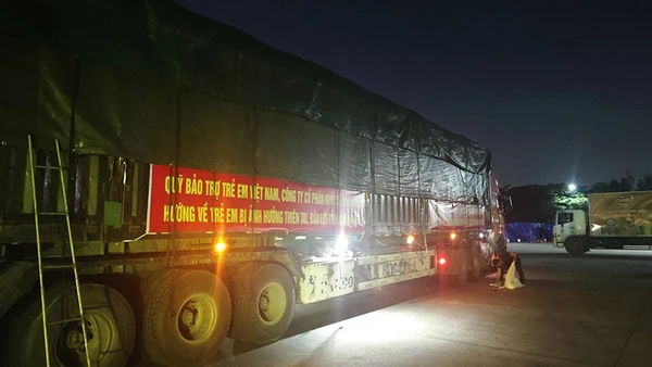 Xe hàng cứu trợ của Quỹ Bảo trợ trẻ em Việt Nam gửi đến trẻ em ở Khánh Hòa. (Ảnh NFVC)