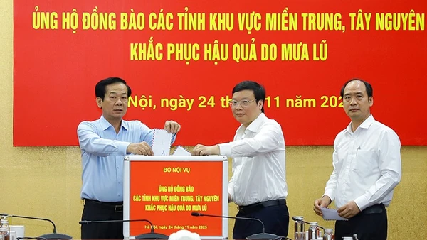 Lãnh đạo Bộ Nội vụ ủng hộ đồng bào các tỉnh khu vực miền trung và Tây Nguyên khắc phục hậu quả do mưa lũ. (Ảnh Moha)