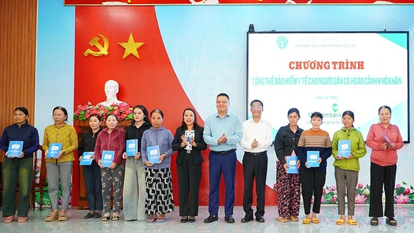 Tặng 1.000 thẻ bảo hiểm y tế cho người dân có hoàn cảnh khó khăn trên địa bàn quản lý của Bảo hiểm xã hội cơ sở Hoài Nhơn, Gia Lai. (Ảnh: BTC)