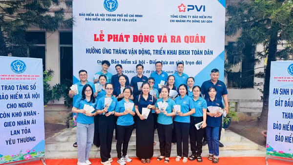 Cán bộ, viên chức Bảo hiểm xã hội Thành phố Hồ Chí Minh ra quân vận động người dân tham gia bảo hiểm xã hội tự nguyện, bảo hiểm y tế hộ gia đình. (Ảnh HSS)