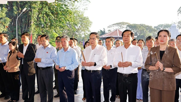 Chủ tịch Quốc hội Trần Thanh Mẫn cùng đoàn công tác dâng hoa, dâng hương, viếng Cụ Phó bảng Nguyễn Sinh Sắc. (Ảnh: Doãn Tấn/ TTXVN)