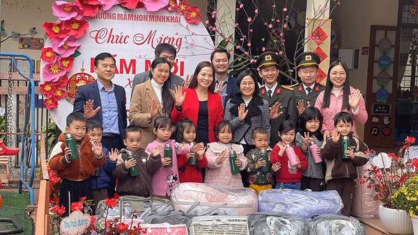 Lãnh đạo Quỹ Bảo trợ trẻ em Việt Nam, đại diện Everpia tặng quà học sinh Trường mầm non Minh Khai, tỉnh Lạng Sơn, nhân dịp Tết Nguyên đán 2026. (Ảnh BTC)