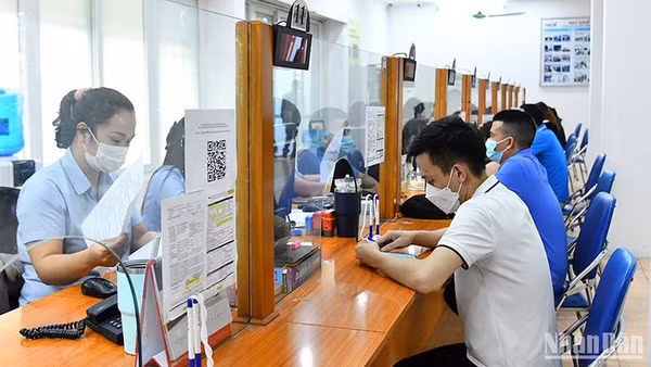 Lao động tìm hiểu thông tin về bảo hiểm thất nghiệp tại Trung tâm Dịch vụ việc làm Hà Nội. (Ảnh THỦY NGUYÊN)