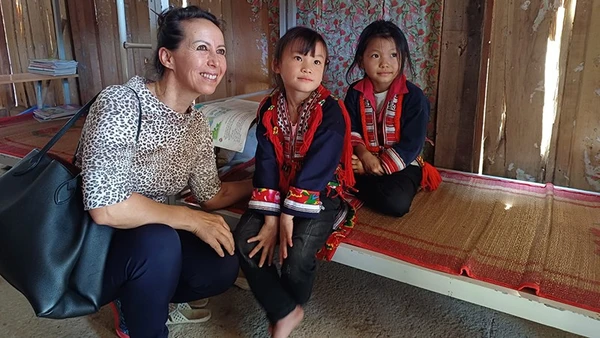 Nhà văn Isabelle Müller trong một chuyến tới thăm khu nội trú của học sinh nữ vùng cao. (Ảnh Quỹ Loan Stiftung cung cấp)